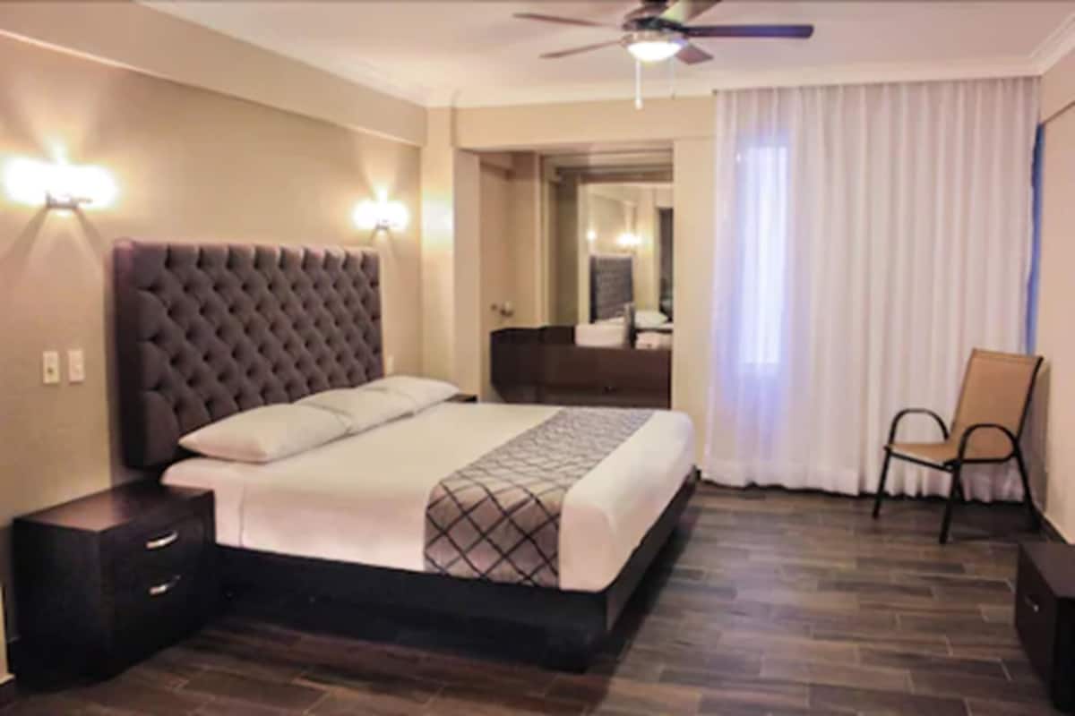 Executive Room, 1 King Bed | In-room safe, blackout drapes, rollaway beds (free), WiFi (free)