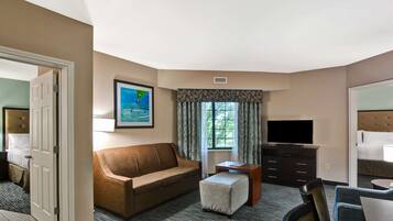 Roupas de cama premium, escrivaninha, espaço de trabalho para notebook