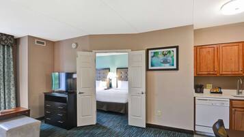 Suite, 1 habitación, para no fumadores | Cocina privada | Refrigerador con congelador, microondas y parrilla de estufa