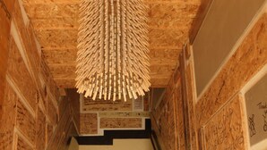 A staircase with a unique wooden ceiling and walls covered in handwritten notes. - Eco Hostel - Tribo da Praia (Peniche)