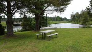 BBQ/picnic Area - Bear Paw Inn (Michigamme)