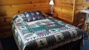 Standard Room, 1 Queen Bed, Refrigerator & Microwave | Bed sheets