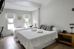 Caja de seguridad en la habitación y ropa de cama