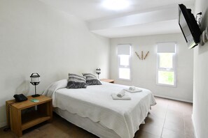 Kamar Double Superior | Brankas dan seprai linen