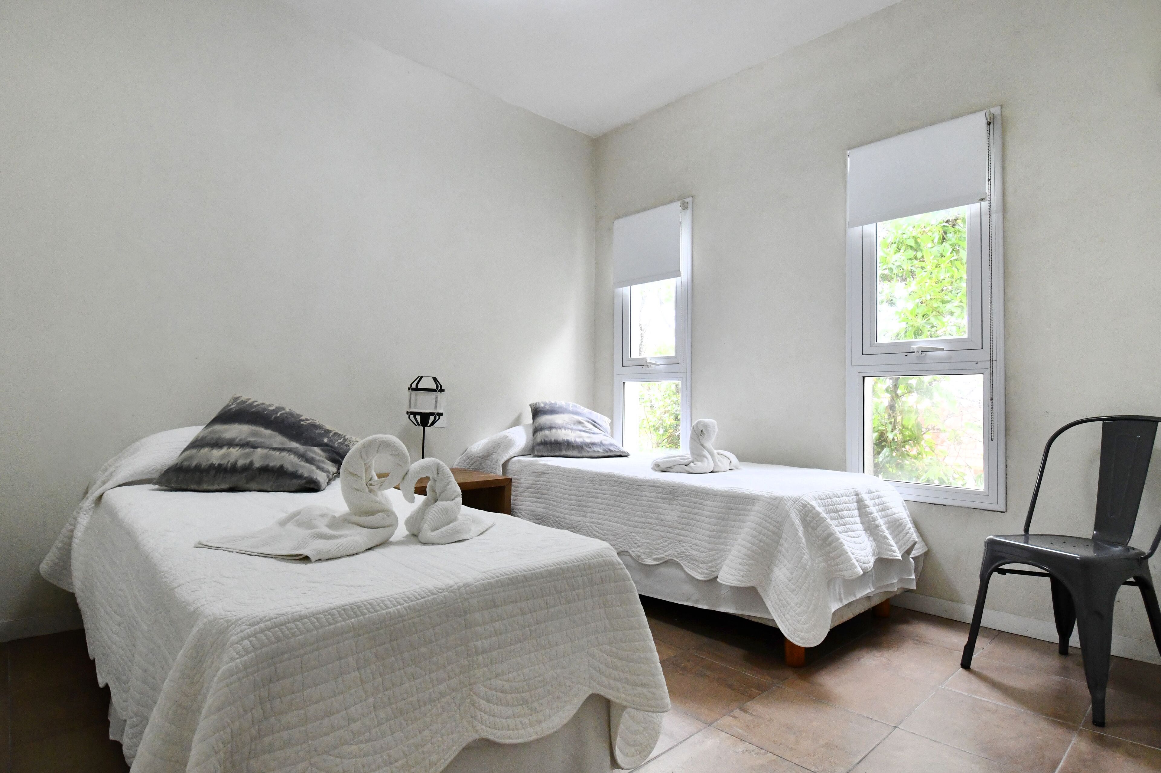 Caja de seguridad en la habitación y ropa de cama 