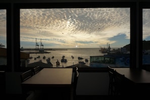 Petit déjeuner et déjeuner servis sur place, spécialités Cuisine locale