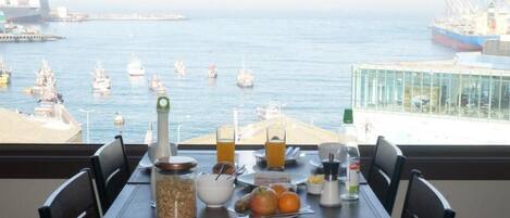 Frokost, lunsj og middag serveres, lokale retter