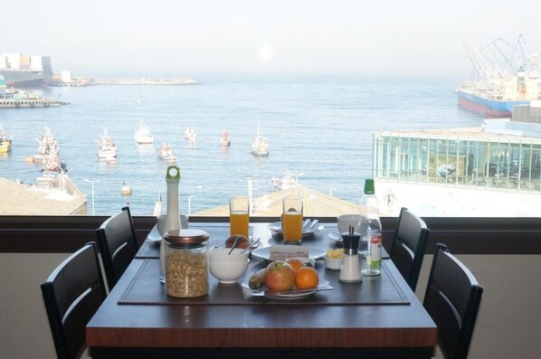 Petit déjeuner et déjeuner servis sur place, spécialités Cuisine locale