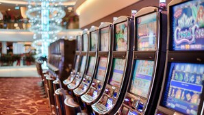 Una hilera de máquinas tragamonedas en un casino.