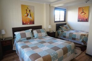 Seprai premium, minibar, brankas, dan meja kerja