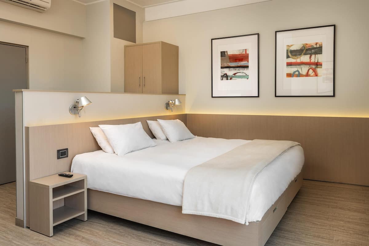 In-room safe, laptop workspace, blackout curtains, soundproofing