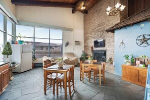 Télévision à écran plat, films à la carte