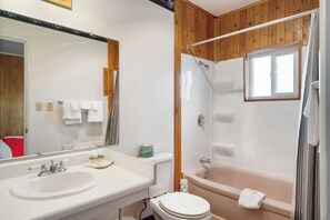 Shower, free toiletries - SILVER SPUR MOTEL (BURNS)