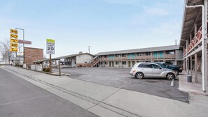 Unclassified image, 3 of 42, button - SILVER SPUR MOTEL (BURNS)