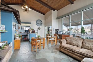 Flat-screen TV, pay movies - SILVER SPUR MOTEL (BURNS)