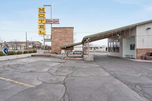 Property grounds - SILVER SPUR MOTEL (BURNS)