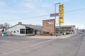Exterior - SILVER SPUR MOTEL (BURNS)