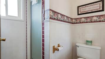 Shower, free toiletries