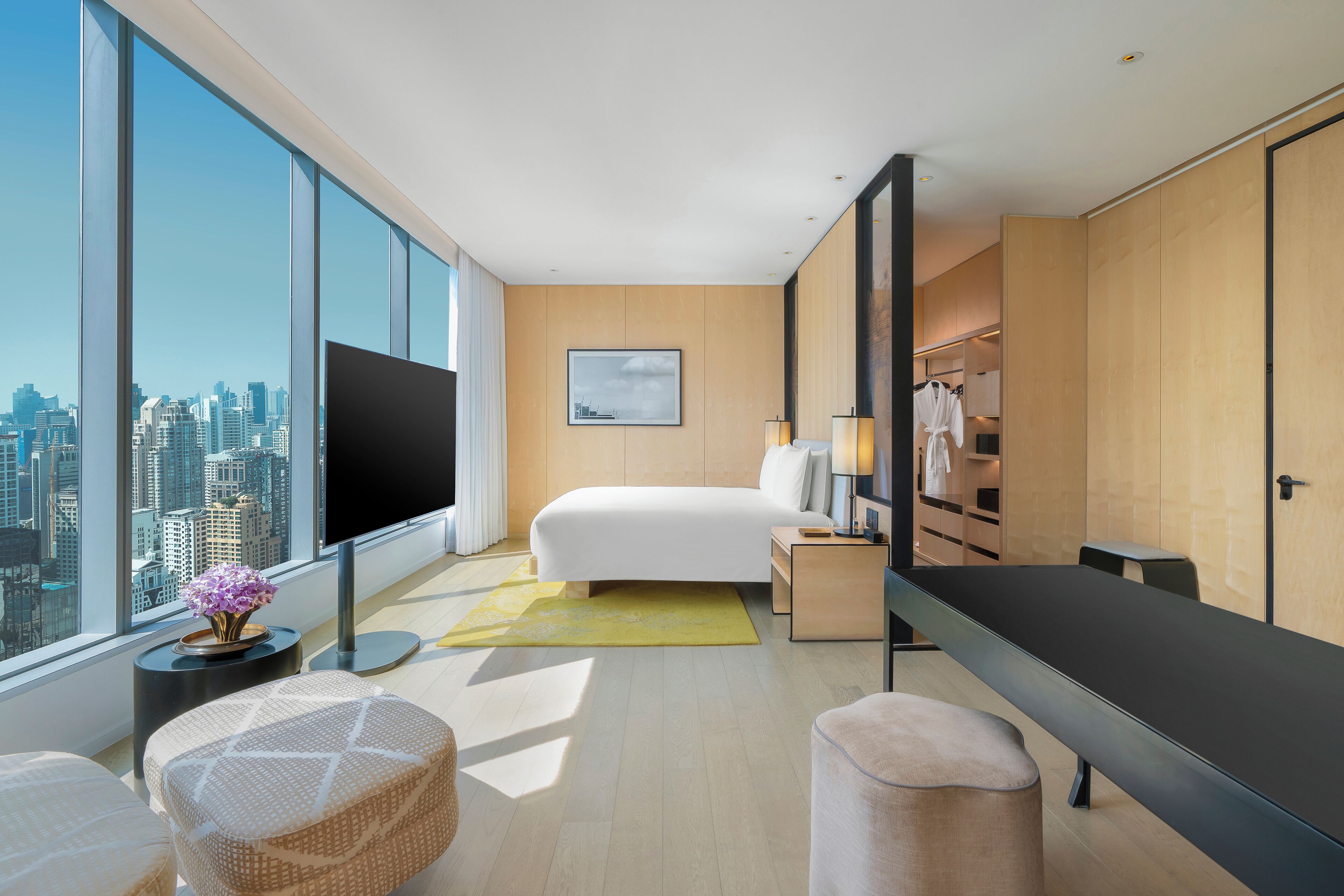 deluxe room, 1 king bed | 1 bedroom, premium bedding, minibar, in-room safe