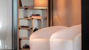 Un intérieur moderne avec un canapé, une bibliothèque et une lampe.