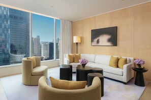 Park, Suite ejecutiva | Área de sala de estar | Televisión LED de 55 pulgadas con canales digitales y televisión 