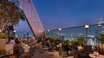 3 bars/lounges