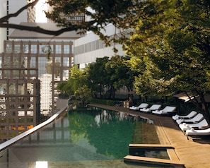 Outdoor pool, free cabanas, pool umbrellas