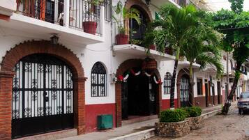 Vista frontal de la propiedad