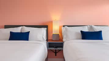 Double Queen Room, Sleeps 4 with Parking | Kaliteli yatak takımı, yastık yüzeyli yatak, masa