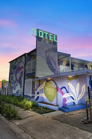 Exterior - The Iris Motel (New Orleans)