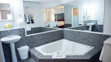 Traditional Room, 1 King Bed, Non Smoking, Jetted Tub | Free WiFi, bed sheets