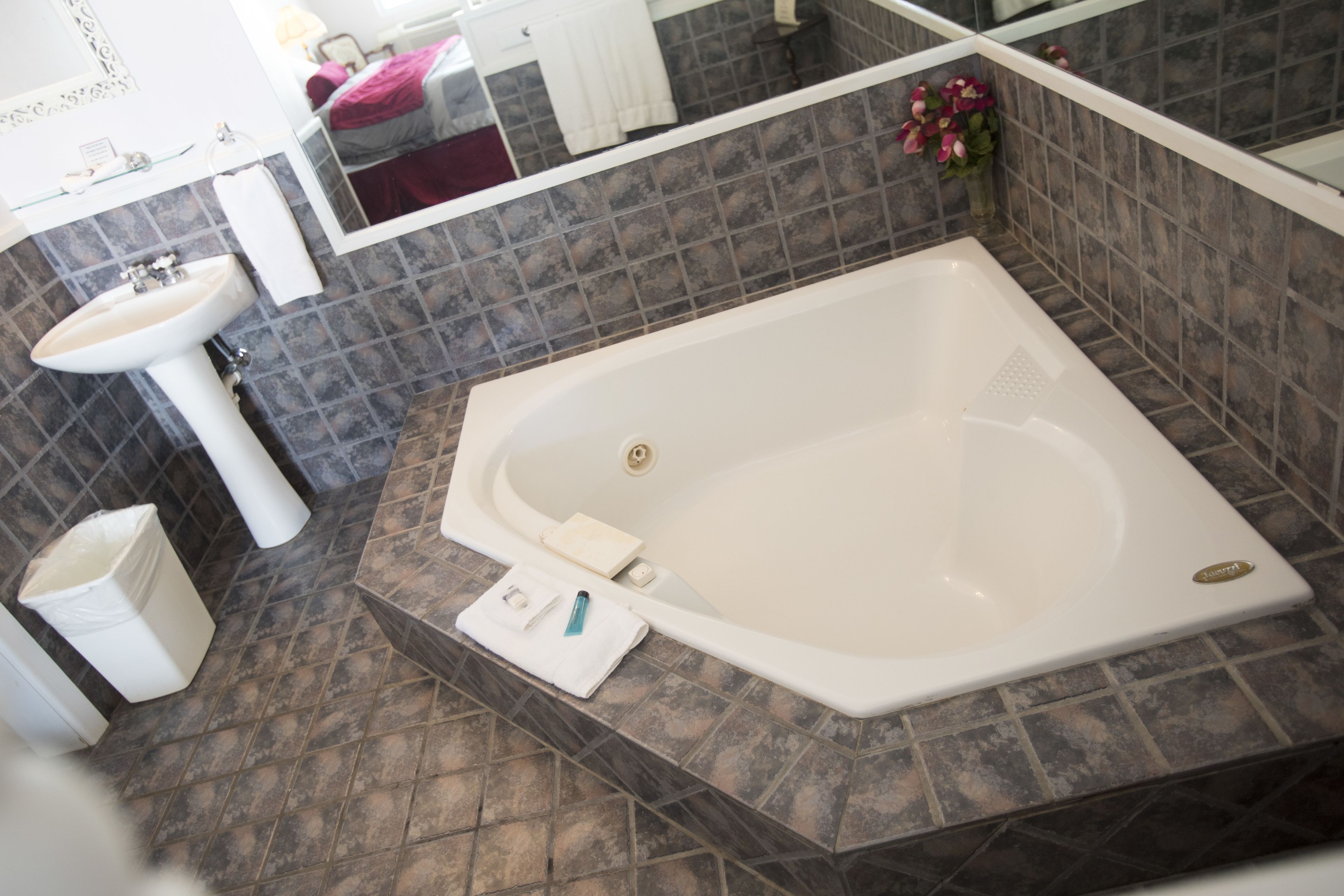 Traditional Room, 1 King Bed, Non Smoking, Jetted Tub | Bathroom | Combined shower/tub, free toiletries, towels