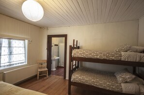 Familierom, privat bad | Wi-fi (inkludert) og sengetøy