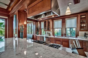 Talo, 3 makuuhuonetta, veden päällä | Yksityinen keittiö | Jääkaappi, mikroaaltouuni, kahvin-/teenkeitin