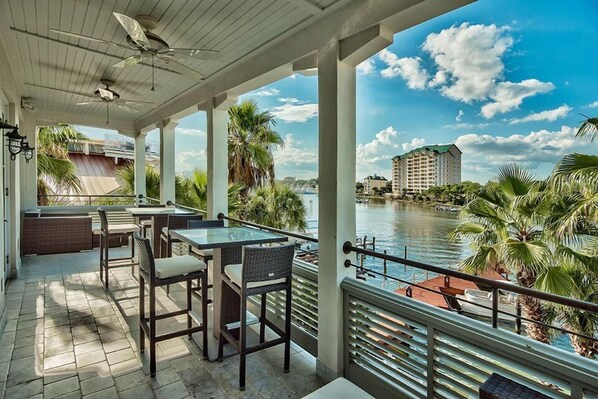 Talo, 3 makuuhuonetta, veden päällä | Parveke