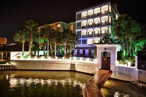 Talo, 3 makuuhuonetta, veden päällä | Majoituspaikan julkisivu illalla/yöllä