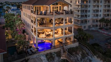 Casa, 6 habitaciones, vista al océano, frente al mar | Vista frontal de la propiedad por la tarde o noche