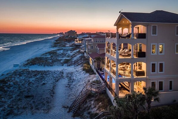 Casa, 6 habitaciones, vista al océano, frente al mar | Vista frontal de la propiedad