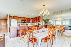 Maison, 3 chambres, vue sur l’océan, en face de la plage | Cuisine privée | Réfrigérateur, four à micro-ondes, cafetière-théière