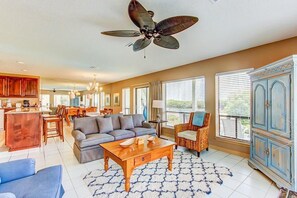 House, 3 Bedrooms, Ocean View, Beachfront | Living area