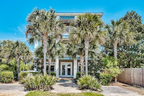 Peaceful Pelican 6 Bedroom Holiday Home by Five Star Properties