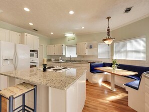 Hus, 3 soverom, sjøvendt | Eget kjøkken | Kjøleskap, mikrobølgeovn og kaffetrakter/tekoker