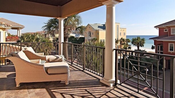Casa, 5 habitaciones, vista al océano, frente al mar | Balcón