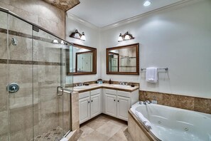 Ferienhaus, 6 Schlafzimmer, Meerblick, Strandnähe | Badezimmer | Dusche, Handtücher