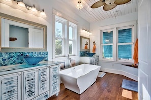 Hus, 6 soverom, sjøvendt | Bad | Dusj og håndklær