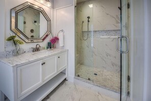 House, 6 Bedrooms, Ocean View, Beachfront | Bathroom | Combined shower/tub, towels