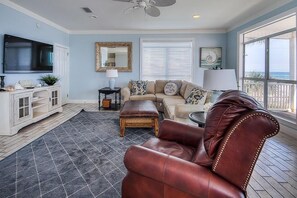 บ้านพัก, 6 ห้องนอน, วิวทะเล, ริมทะเล | บริเวณนั่งเล่น | ทีวี