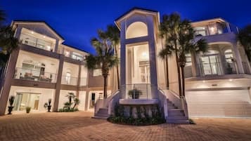 Casa, 6 habitaciones, vistas al mar, mirando al mar | Fachada del alojamiento - Noche