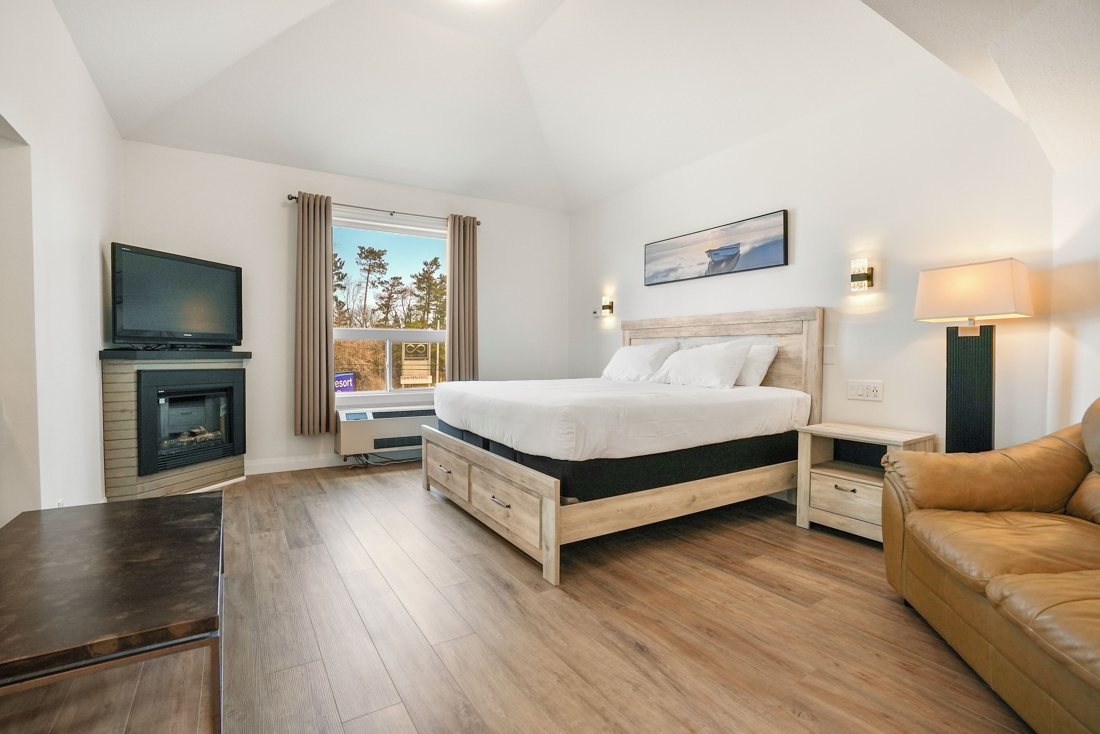 Deluxe Room, 1 King Bed, Jetted Tub | Free WiFi, bed sheets