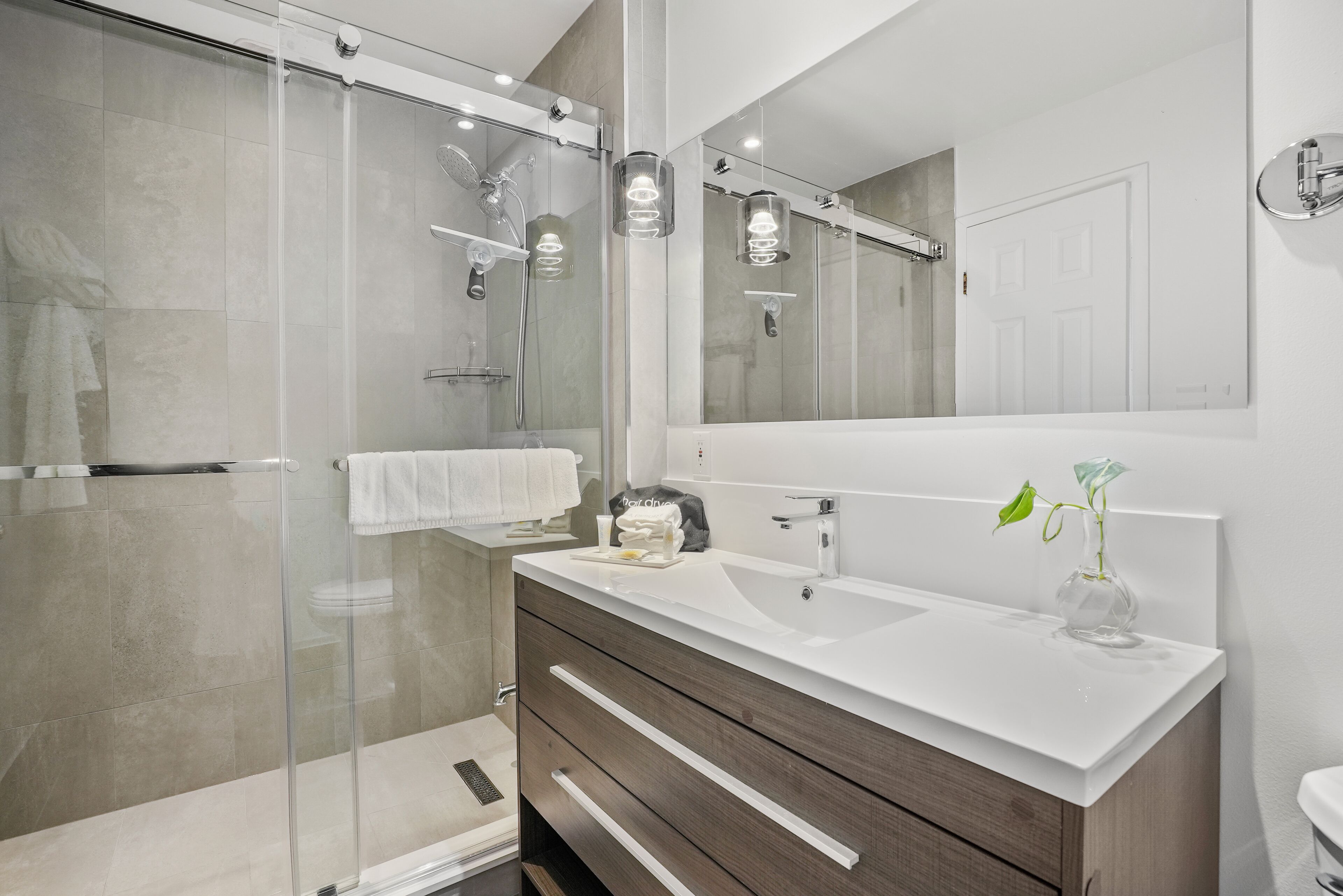 deluxe room, 1 king bed, jetted tub | bathroom | towels